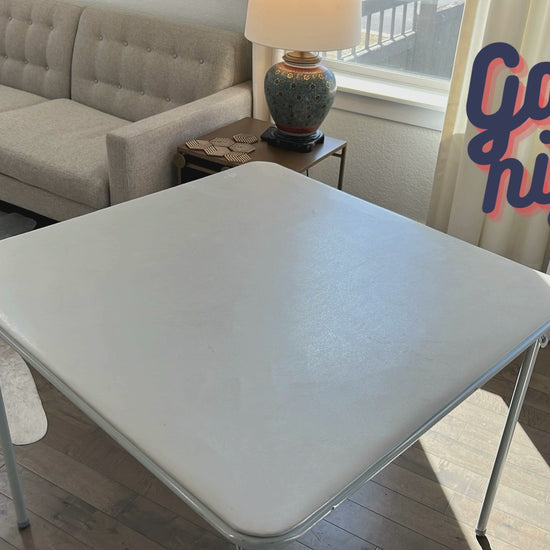 Video showing how easy it is to use a fitted tablecloth for game night