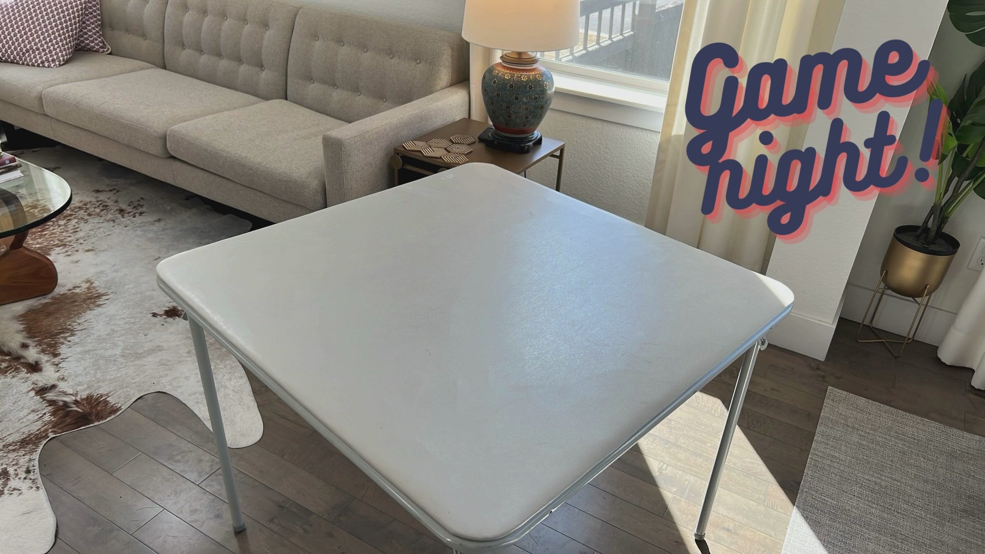 Video showing how easy it is to use a fitted tablecloth for game night